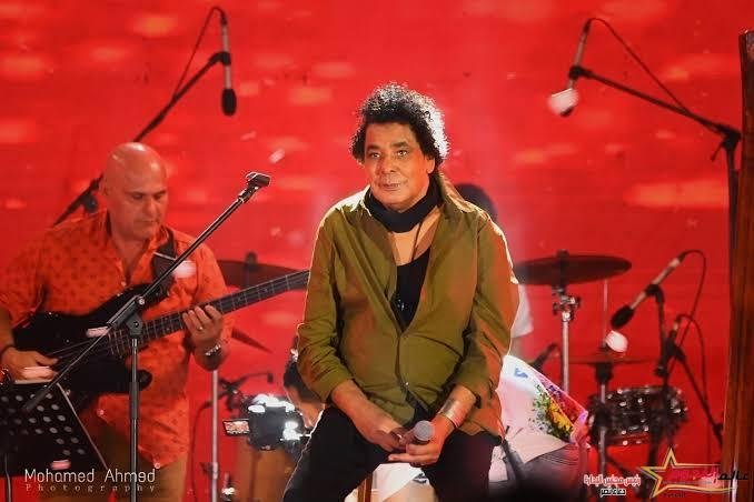 بأغنيه: ''رزقنا'' .. محمد منير يفتتح حفله بالعلمين