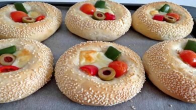 ميني بيتزا بالسمسم والسلامي ... مقدمة من: مطبخ عالم النجوم