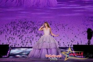 تزامنًا مع إعلان تفاصيل جولتها الغنائية الجديدة..نظرة على إطلالات تايلور سويفت التي لا تُنسى خلال حفلاتها