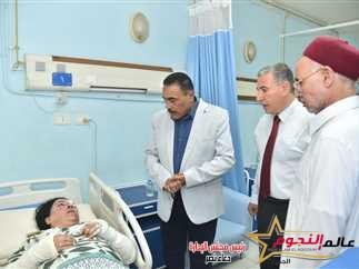 محافظ مطروح يزور المصابين الليبيين فى حادث تصادم أتوبيس وسيارة نقل
