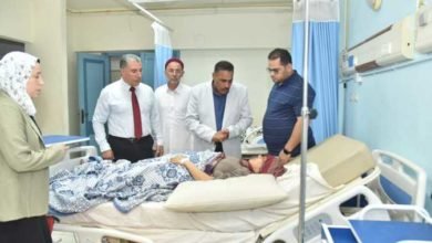 محافظ مطروح يزور المصابين الليبيين فى حادث تصادم أتوبيس وسيارة نقل