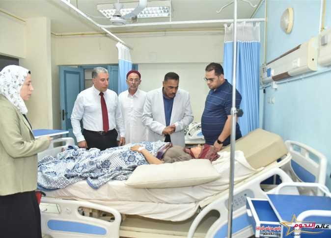 محافظ مطروح يزور المصابين الليبيين فى حادث تصادم أتوبيس وسيارة نقل