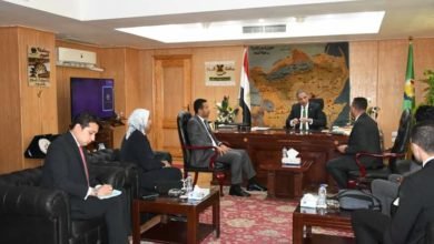 محافظ الفيوم يناقش سبل تعظيم الاستفادة من المبادرة في حل مشكلات المستثمرين والمصانع المتعثرة