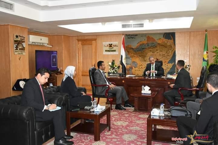 محافظ الفيوم يناقش سبل تعظيم الاستفادة من المبادرة في حل مشكلات المستثمرين والمصانع المتعثرة