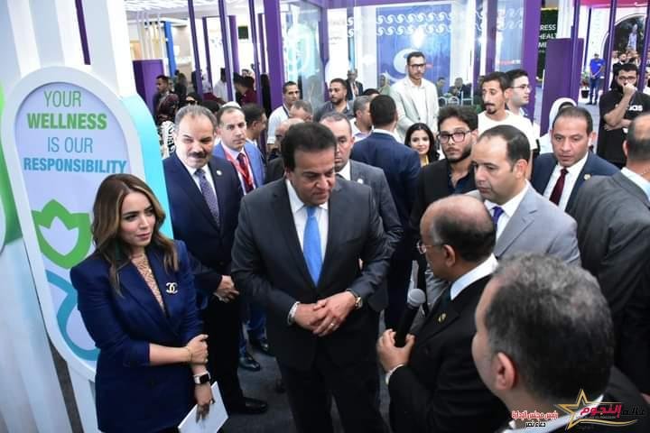 وزير الصحة والسكان يتفقد جناح الهيئة العامة للرعاية الصحية بمعرض مؤتمر الصحة والسكان والتنمية