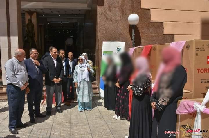 محافظ الشرقية يُسلم 20 جهازاً كهربائياً لفتيات المحافظة المقبلات على الزواج