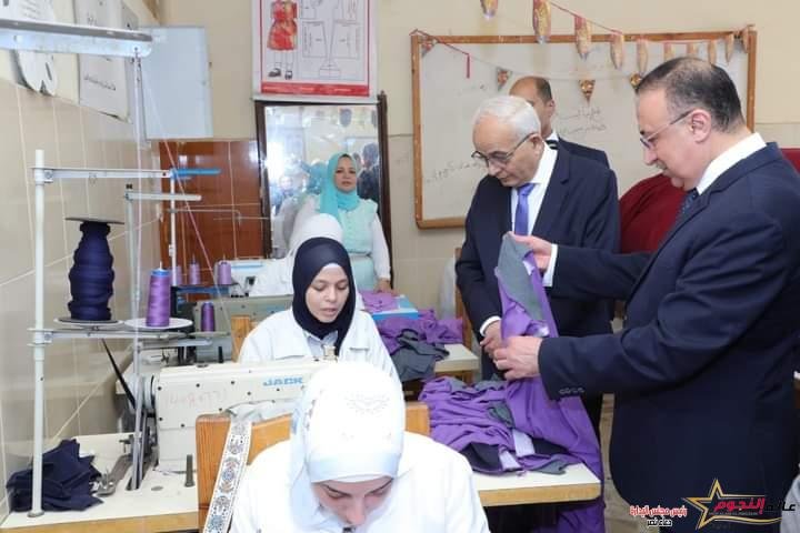 وزير التربية والتعليم ومحافظ الإسكندرية يتفقدان مشروع الزى المدرسى بمدرسة رشدى الصناعية الفنية