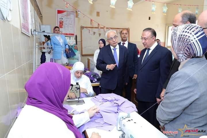 وزير التربية والتعليم ومحافظ الإسكندرية يتفقدان مشروع الزى المدرسى بمدرسة رشدى الصناعية الفنية