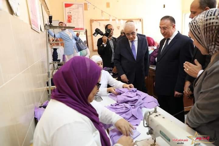 وزير التربية والتعليم ومحافظ الإسكندرية يتفقدان مشروع الزى المدرسى بمدرسة رشدى الصناعية الفنية