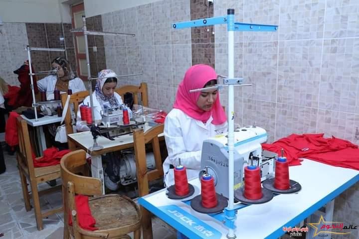 وزير التربية والتعليم ومحافظ الإسكندرية يتفقدان مشروع الزى المدرسى بمدرسة رشدى الصناعية الفنية