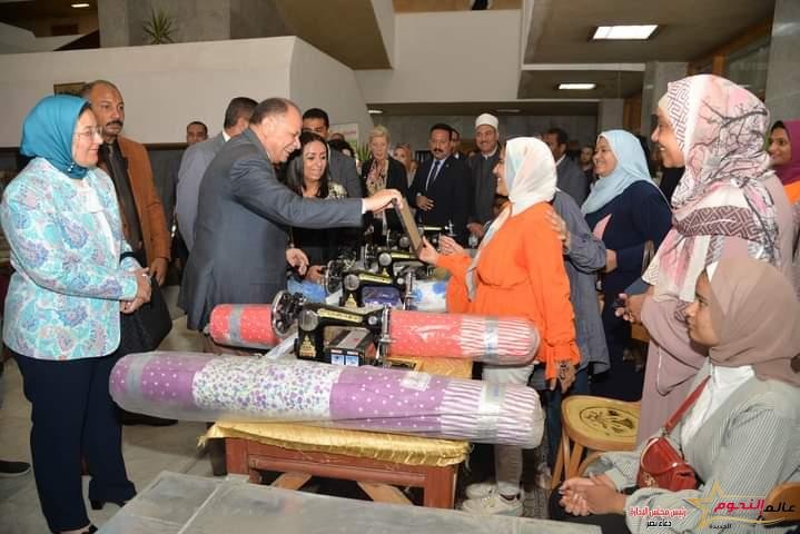 محافظ أسيوط ورئيس المجلس القومي للمرأة يتفقدان معرض المنتجات والمشغولات اليدوية والتراثية