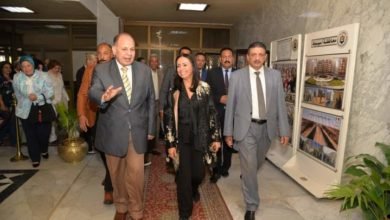 محافظ أسيوط ورئيس المجلس القومي للمرأة يتفقدان معرض المنتجات والمشغولات اليدوية والتراثية