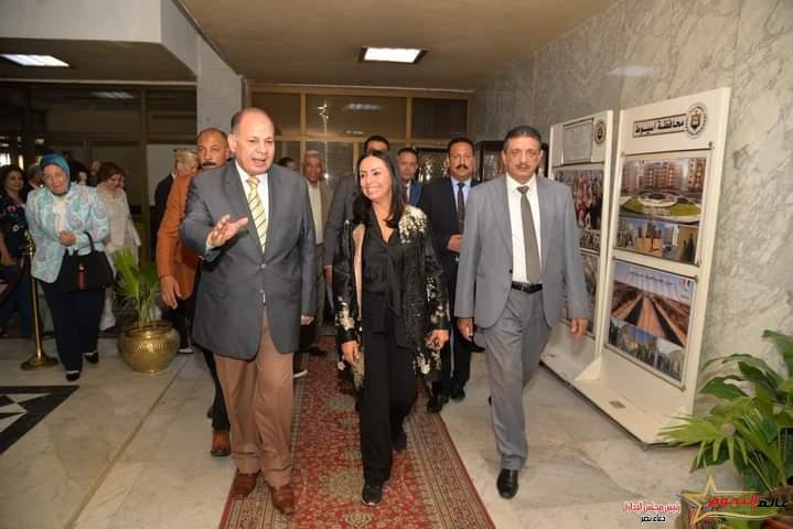 محافظ أسيوط ورئيس المجلس القومي للمرأة يتفقدان معرض المنتجات والمشغولات اليدوية والتراثية