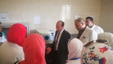 وكيل الوزارة الصحة بالقليوبية يشيد بأداء رئيسة تمريض المركز ويعد بتكريمها