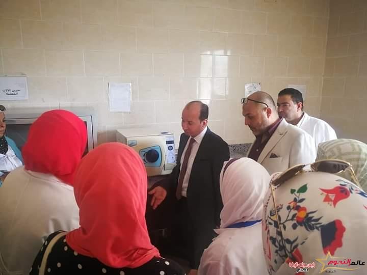 وكيل الوزارة الصحة بالقليوبية يشيد بأداء رئيسة تمريض المركز ويعد بتكريمها