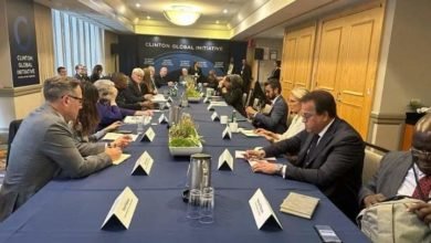 وزير الصحة يعقد لقاء تشاوريا مع «توني بلير» مؤسس معهد توني بلير للتغيير العالمي