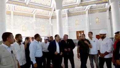 رئيس الوزراء يتفقد مسجدا وكنيسة يتم إنشاؤهما بمدينة نويبع