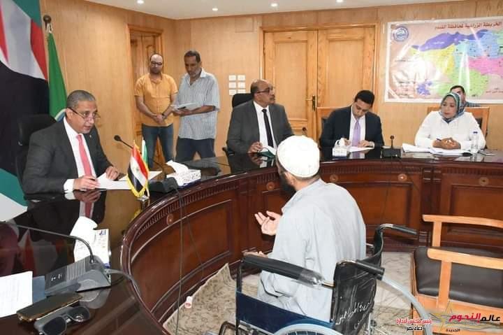 محافظ الفيوم يوجه بتوفير مساعدات للأولى بالرعاية وتنفيذ مشروعات للشباب