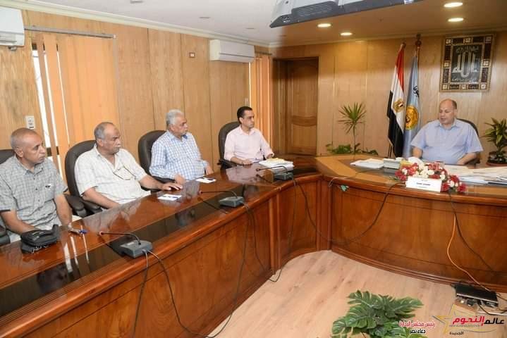 محافظ أسيوط يعقد اجتماعًا مع مديري الإدارات التموينة بالمراكز ويوجه بفتح المزيد من منافذ السلع بأسعار مخفضة
