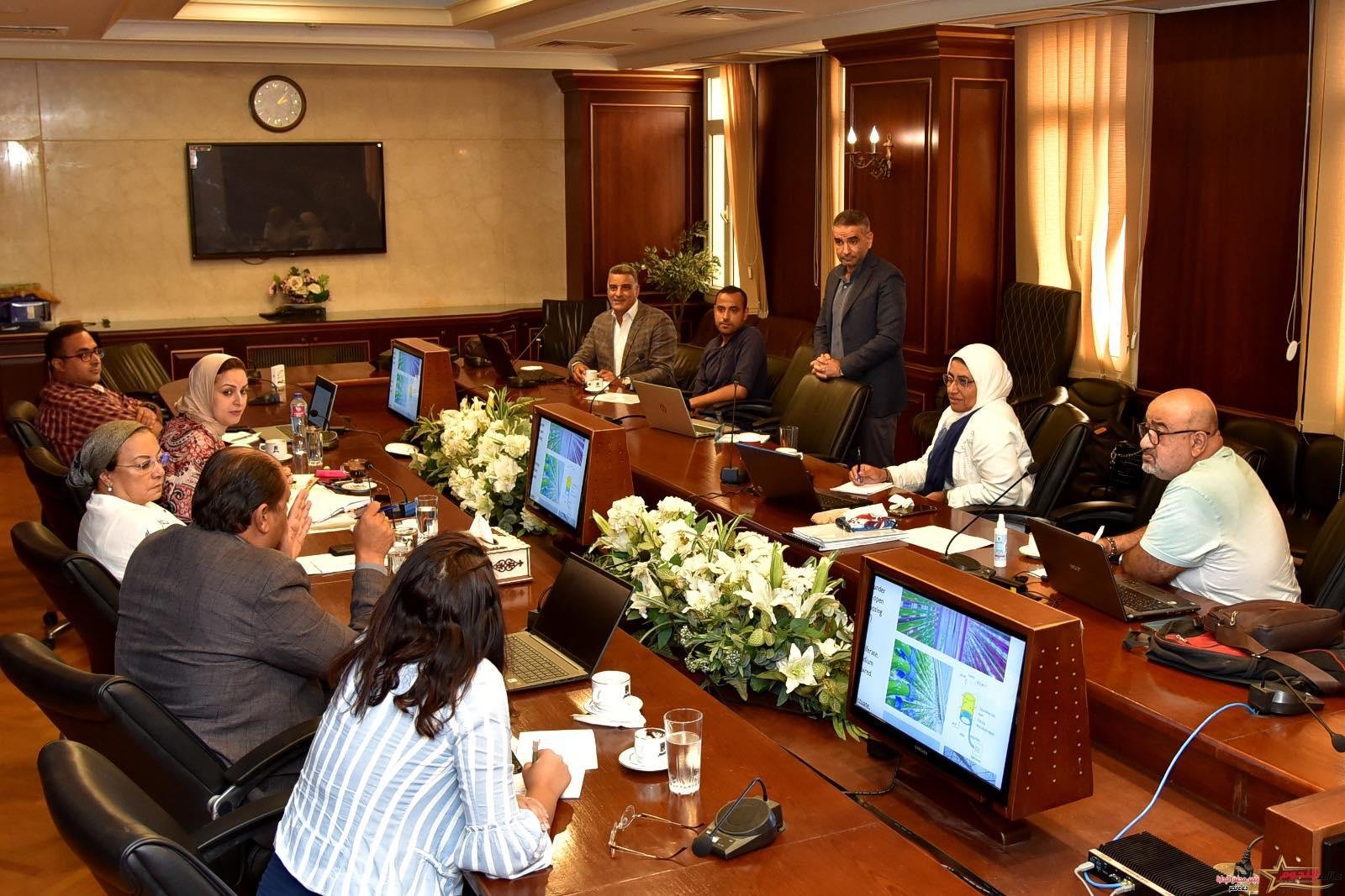 محافظ الإسكندرية يتابع أعمال اللجنة التنفيذية لتقييم المشروعات المقدمة في المبادرة الوطنية للمشروعات الخضراء الذكية