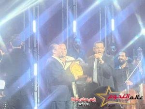 خالد البلشي يسلم درع نقابة الصحفيين للنجم الكبير "علي الحجار"