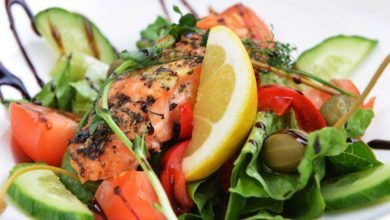 سلطة السلمون المشوي ... مقدمة من: مطبخ عالم النجوم