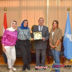 محافظ الإسكندرية يكرم البطلة "منال رستم".. أول مصرية سكندرية تصعد قمة جبال إيفرست أعلى قمة فى العالم