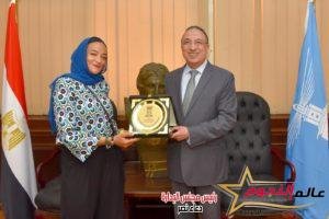 محافظ الإسكندرية يكرم البطلة "منال رستم".. أول مصرية سكندرية تصعد قمة جبال إيفرست أعلى قمة فى العالم