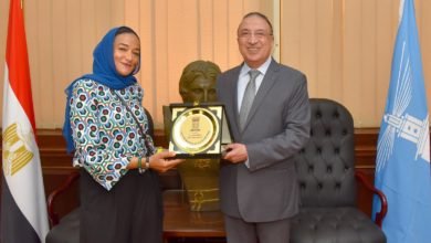 محافظ الإسكندرية يكرم البطلة "منال رستم".. أول مصرية سكندرية تصعد قمة جبال إيفرست أعلى قمة فى العالم