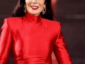 منى زكي عارضة أزياء في أسبوع الموضة بباريس