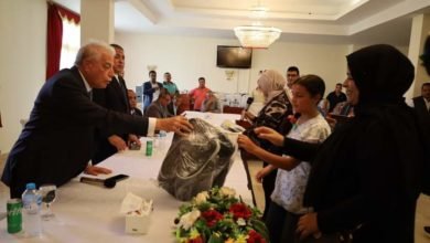 محافظ جنوب سيناء يوزع ملابس مدرسية ومواد غذائية على 175 أسرة