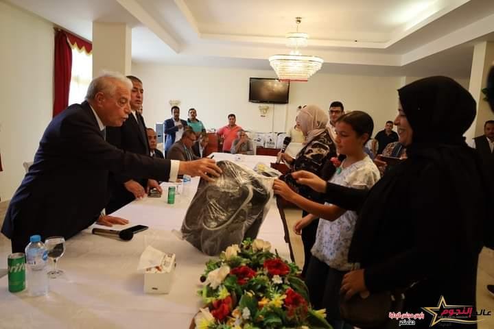محافظ جنوب سيناء يوزع ملابس مدرسية ومواد غذائية على 175 أسرة