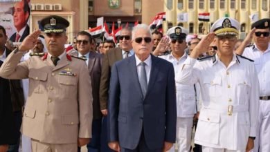 محافظ جنوب سيناء يضع إكليل الزهور علي النصب التذكاري في الذكرى الـ 50 لنصر أكتوبر المجيد