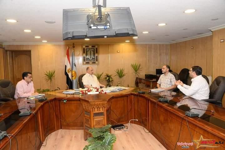 محافظ أسيوط يناقش الموقف التنفيذي للمشروعات التي تنفذها المقاولون العرب بقرى ومراكز ومدن المحافظة