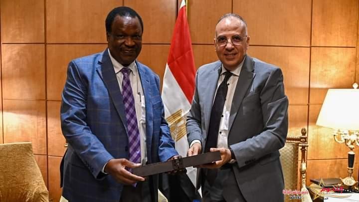 سويلم يلتقي وزير المياه والبيئة بجمهورية أوغندا