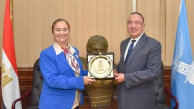 الشريف يكرم مدير مديرية الصحة بالإسكندرية لبلوغها سن التقاعد