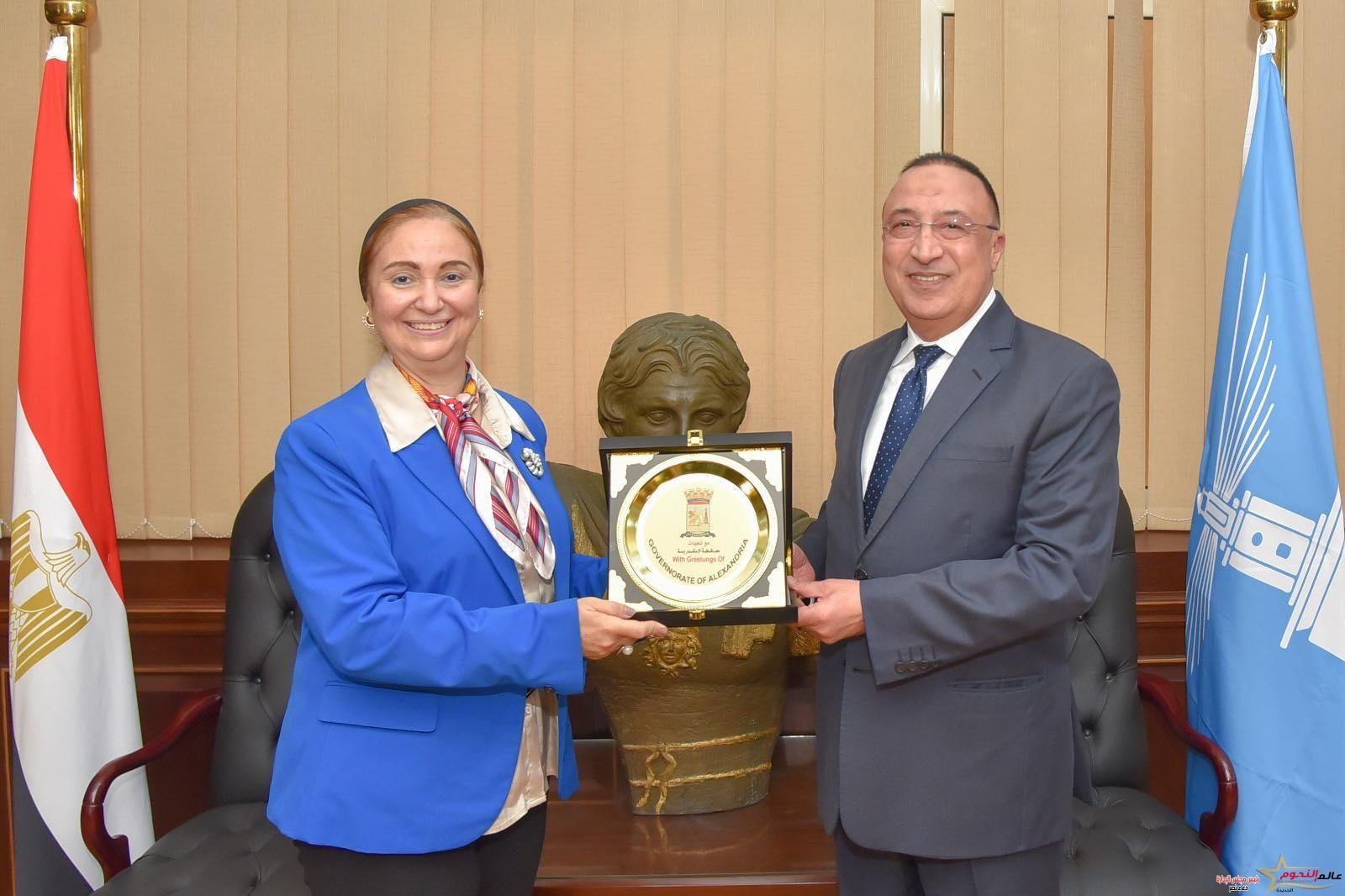 الشريف يكرم مدير مديرية الصحة بالإسكندرية لبلوغها سن التقاعد 2 الشريف يكرم مدير مديرية الصحة بالإسكندرية لبلوغها سن التقاعد