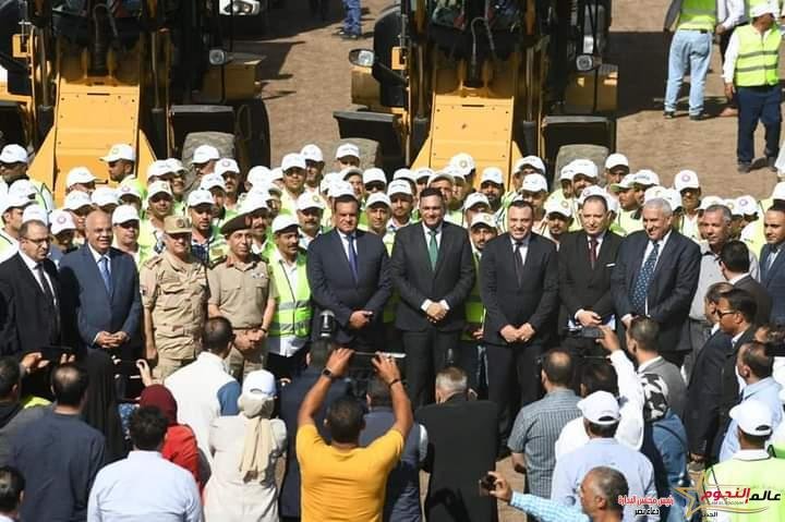 وزير التنمية المحلية ومحافظ الدقهلية يشهدان اصطفاف المعدات الهندسية 1 وزير التنمية المحلية ومحافظ الدقهلية يشهدان اصطفاف المعدات الهندسية