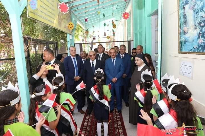 وزير التربية والتعليم ومحافظ الاسماعيلية يتفقدان عددا من المدارس بالمحافظة لمتابعة انتظام سير العام الدراسى