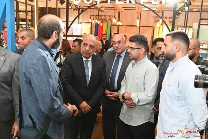 وزير قطاع الاعمال العام يتفقد معرض "Destination Africa" للصناعات النسجية والملابس