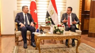 وزير الصحة يستقبل نظيره التركي بمطار القاهرة الدولي