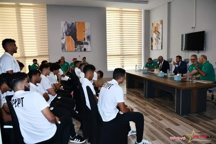 وزير الرياضة يزور لاعبي المنتخب الاولمبي لكرة القدم بمقر اقامتهم