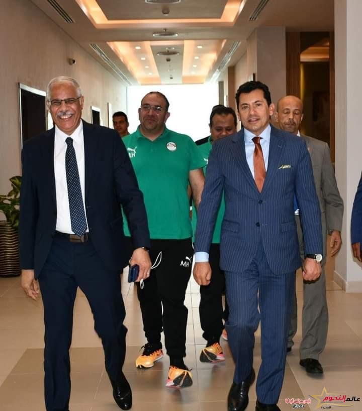 وزير الرياضة يزور لاعبي المنتخب الاولمبي لكرة القدم بمقر اقامتهم
