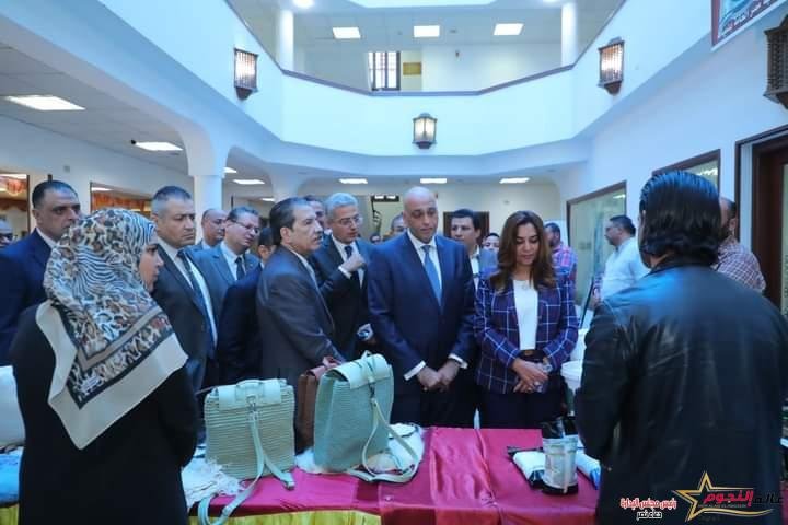 محافظ دمياط ورئيس جهاز تنمية المشروعات يتفقدان معرض المشغولات اليدوية والمنتجات الغذائية