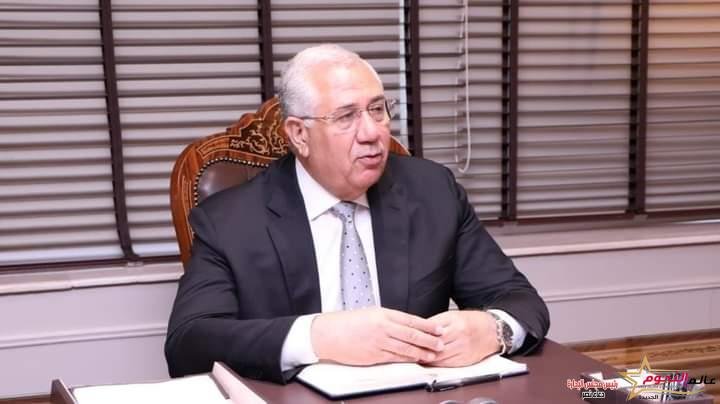 وزير الزراعة يتابع بدء زراعة القمح ويوجه بتقديم كافة أوجه الدعم للمزارعين لتحقيق أعلى انتاجية 