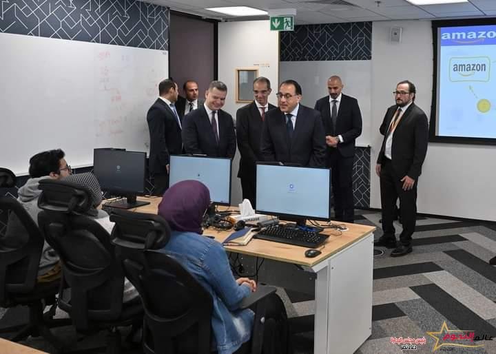 رئيس الوزراء يتفقد مركز أمازون لخدمة العملاء