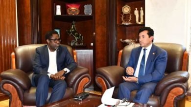 وزير الشباب والرياضة يلتقي سكرتير عام الاتحاد الافريقي " كاف"