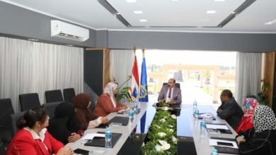 محافظ أسوان يواصل إجتماعاته الدورية لمتابعة مستويات الأداء وبحث الإحتياجات والمطالب لتطوير العمل