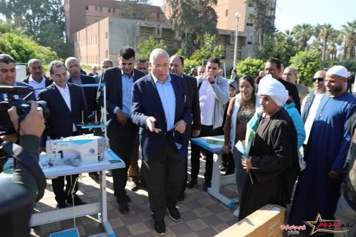 القصير يسلم 177 جرار ومعدات وآلات الزراعية ومشروعات صغيرة للجمعيات والمزارعين