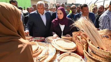 وزيرة التضامن الاجتماعي تتفقد معرض الأسر المنتجة بقرية عثمان بن عفان بالفرافرة
